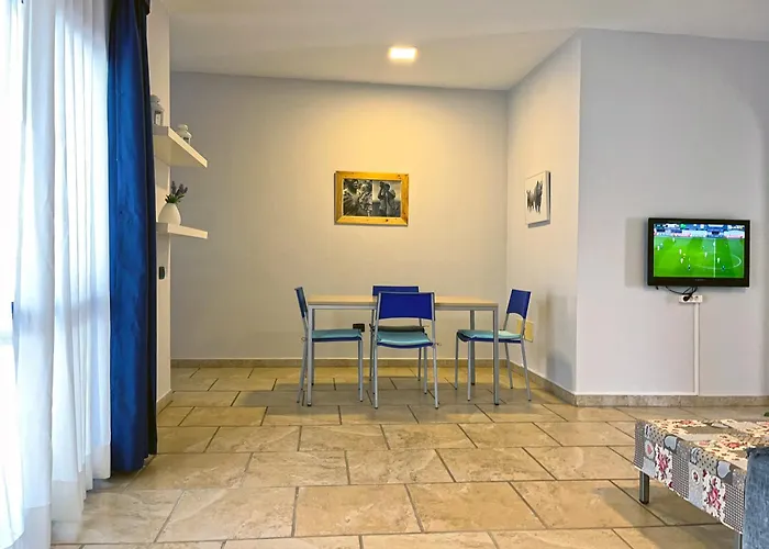A15A Nice, Bright, Close To The Beach And To The Centre
